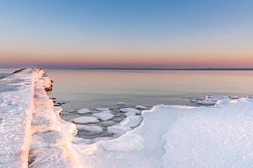 Zonsopkomst bij -10C aan de oostzeekust in Stein (D) van Marco de Jong