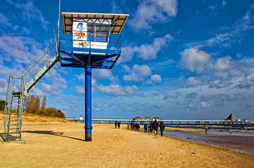 Strandzicht met reddingstoren nr. 4