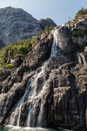 Une cascade majestueuse au bord du fjord