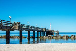 Seebrücke an der Ostseeküste in Wustrow auf dem Fischland-Darß