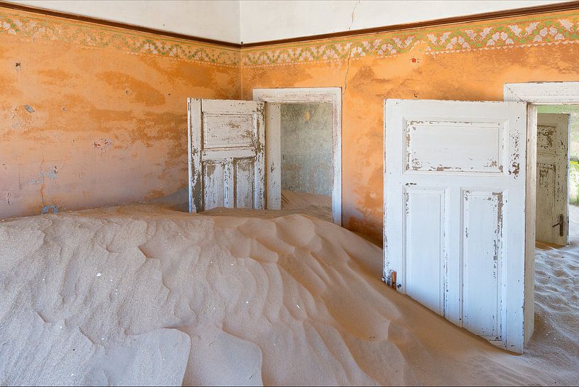 please close the doors by Aline van Weert