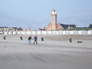 Beach walkers van Fons Bitter