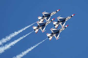 Les Thunderbirds de l'armée de l'air américaine. sur Jaap van den Berg