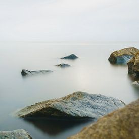 Des rochers immobiles dans une mer de soie sur Fotografiecor .nl