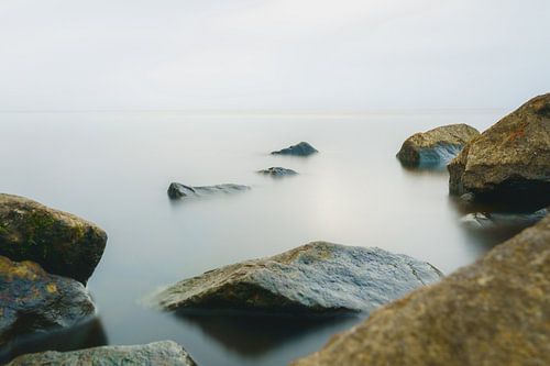 Verstilde rotsen in een zijden zee van Fotografiecor .nl