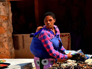 Afrikaanse vrouw met baby in doek op rug Zuid Afrika van Truus Hagen