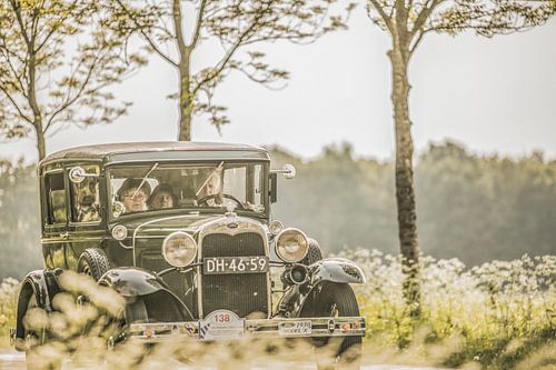 une ford oldtimer traversant la friesland