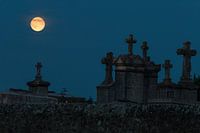 Kerkhof en maan.