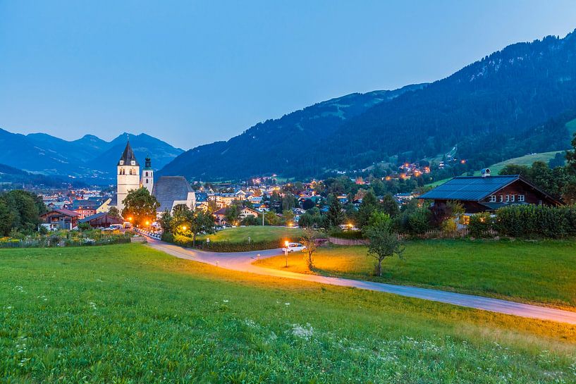 Kitzbühel in Tirol bij avond van Werner Dieterich