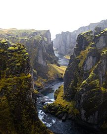 Fjaðrárgljúfur im Nebel von Lucas With Pedersen