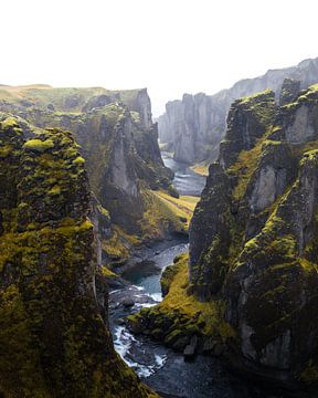 Fjaðrárgljúfur in de mist van Lucas With Pedersen