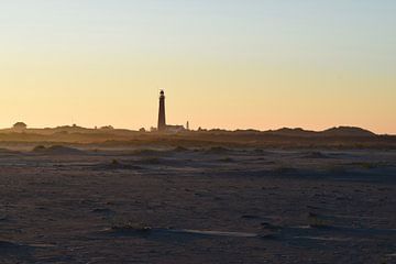 De twee vuurtorens van Schiermonnikoog bij zonsopkomst, gezien vanaf het strand van Studio LE-gals