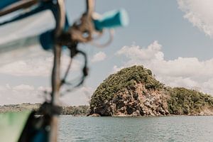 Met de longtailboot varen in Thailand van Moniek Kuipers