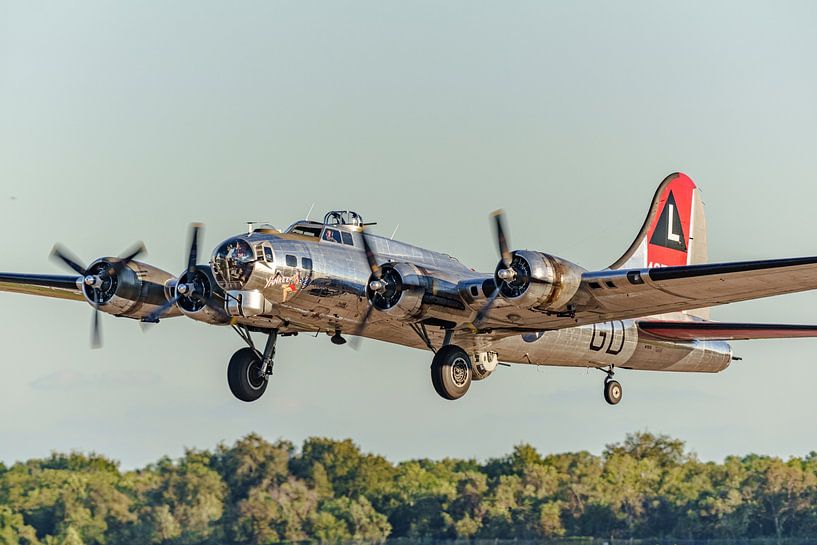Take-off Boeing B-17 Flying Fortress "Yankee Lady". van Jaap van den Berg