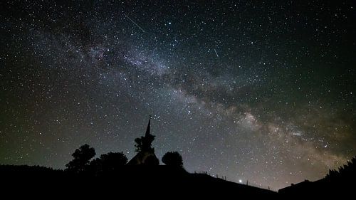 Allemagne, bâtiment de la chapelle de la Forêt-Noire sous le cœur de la galaxie des étoiles de la vo