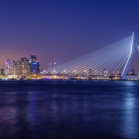 Erasmusbridge shining it's light | Rotterdam von Menno Verheij / #roffalove