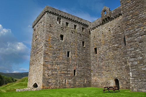 Zijaanzicht van Hermitage Castle in Schotland