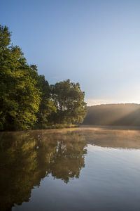 Rayons de soleil pendant le lever du soleil dans le Cranenweyer