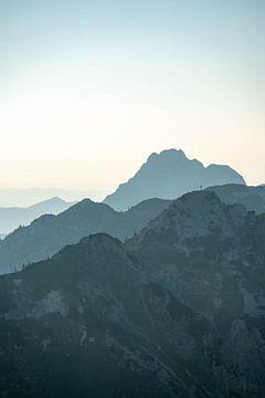 Silhouette der Berge in den Allgäuer Alpen von Leo Schindzielorz