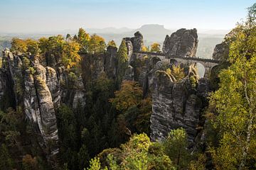 Felsiges Landschaftsfoto mit Brücke von Martijn Schrijver
