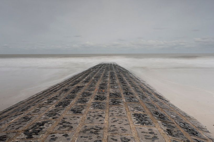 Meerblick über eine kleine Steinmole an der belgischen Nordseeküste von Anouschka Hendriks