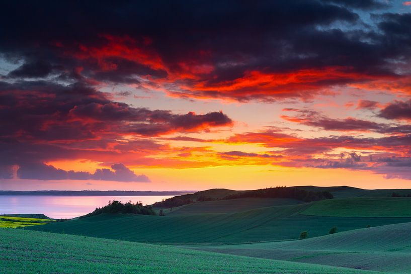 Zonsondergang boven heuvellandschap by Mark Scheper