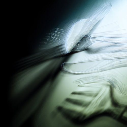 abstraktes Bild von transparentem Plastikbesteck, Messern und Gabeln mit Mehrfachbelichtung und Bewe