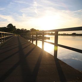 Zonsondergang achter de brug  van Raymond Hofste