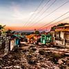 Rue sombre et accidentée de Trinidad, Cuba sur Ferdinand Mul