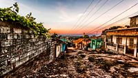 Donkere ruige straat uit Trinidad, Cuba