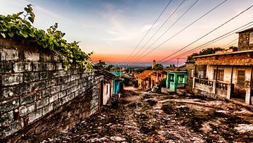 Donkere ruige straat uit Trinidad, Cuba van Ferdinand Mul