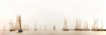 Boote der Braunen Flotte im Nebel bei Enkhuizen von Frans Lemmens