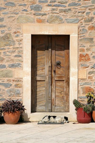 CRETE Monastère Toplou Façade et porte de la maison - the watchdog par Bernd Hoyen