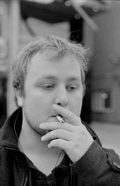 Jongen rookt sigaret by Melvin Meijer