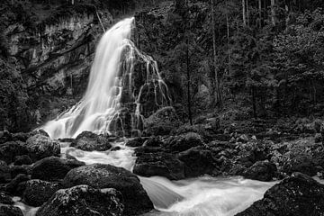 Wasserfall in Tirol bei Berchtesgaden. Schwarzweiss Bild. von Manfred Voss, Schwarz-weiss Fotografie