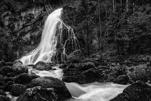 Waterval in Tirol bij Berchtesgaden. Zwart-wit beeld.