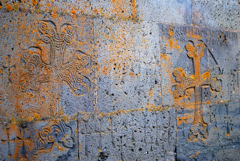 Armeens kruis uitgesneden in kerkmuur van Anne Hana