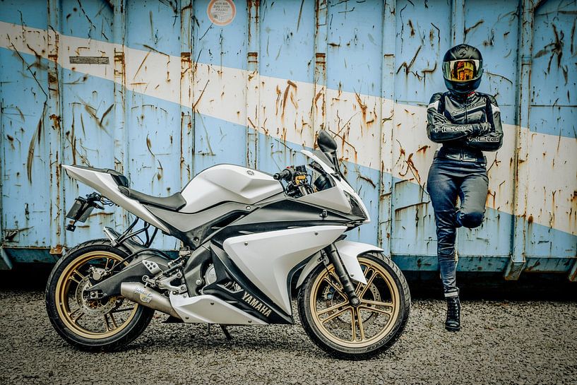 Frau mit Motorrad von Rüdiger Rohmann