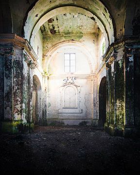 Verlassene Kirche im Verfall. von Roman Robroek