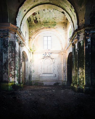 Église abandonnée en décrépitude.