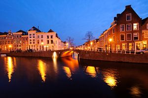 Het Rapenburg met de Sint Jeroensbrug in Leiden van Merijn van der Vliet