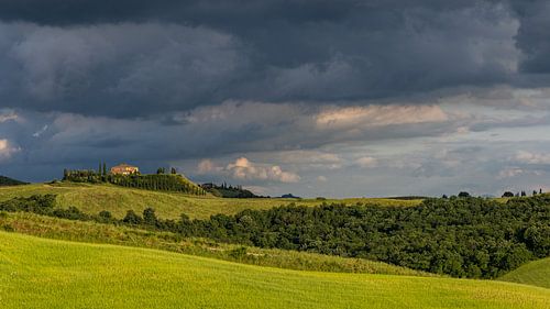 Naderend onweer in Toscane, Italië van Adelheid Smitt