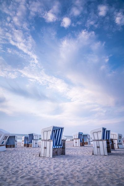 Allemaal blauw en wit: strandstoelen en hemel van Christian Müringer