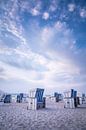 Alles Blau-weiß: Strandkörbe und Himmel von Christian Müringer Miniaturansicht