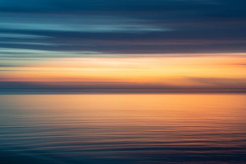 Abstracte zonsondergang zee met intense kleuren