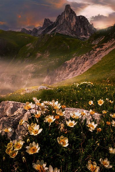 zonsondergang bij passo giau van Alex Neumayer