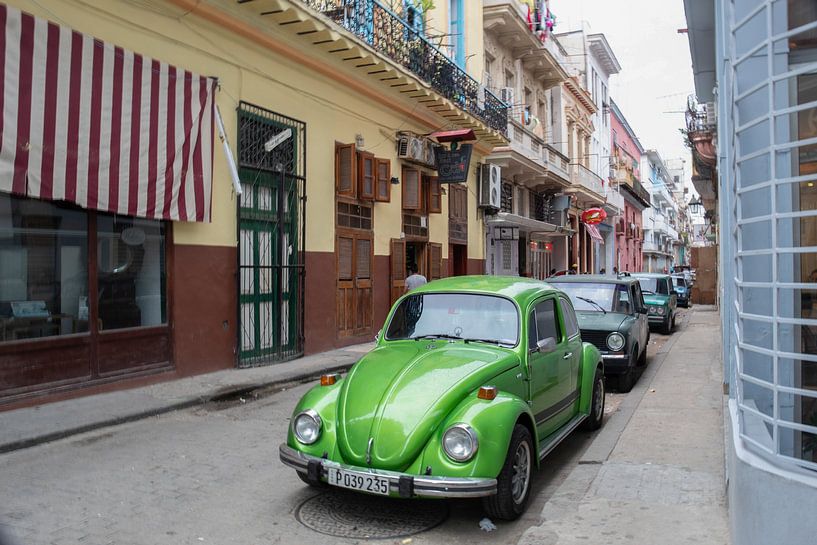 Oltimer in Centrum Havana van Tom Hengst