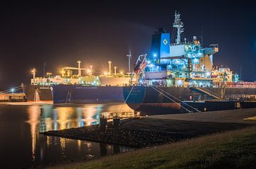 LNG tankers en Bulkcarrier in Eemshaven bij nacht van Jan Georg Meijer
