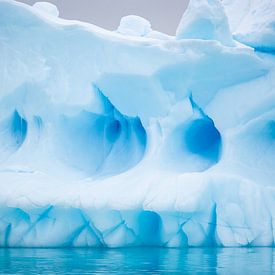 Sculpture de glace bleue sur Roelie Turkstra