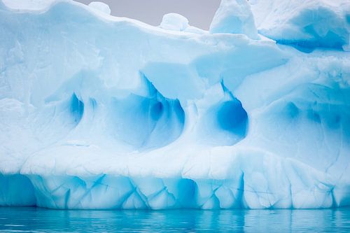 Blauw ijssculptuur van Roelie Turkstra
